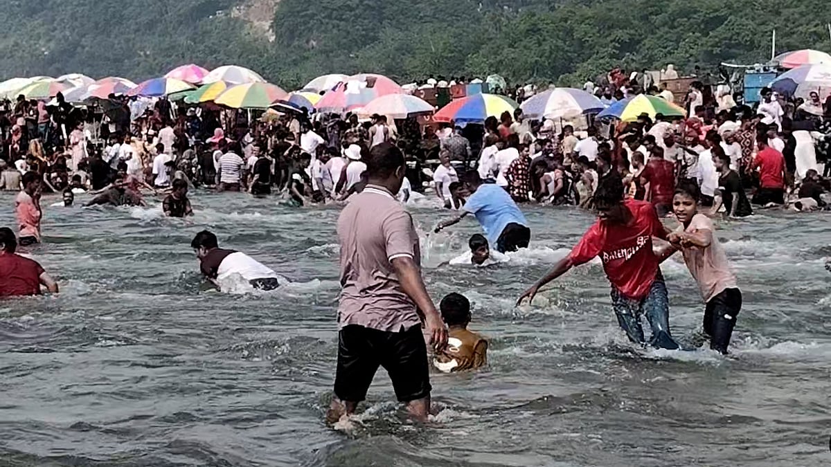 ঈদের ছুটিতে ভোলাগঞ্জের সাদাপাথর এলাকায় দর্শনার্থীদের ঢল