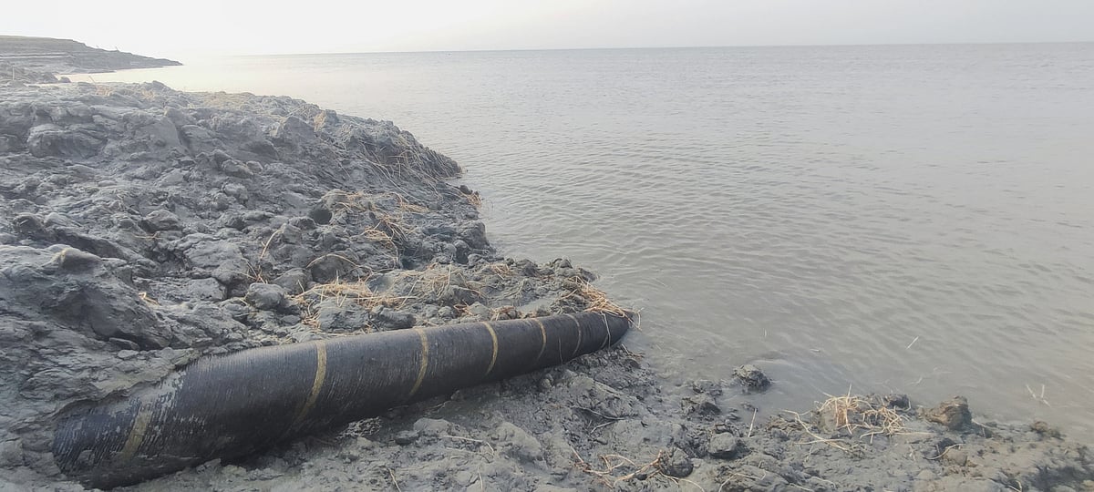 সন্দ্বীপে সাগরের ভাঙনে উন্মুক্ত দুটি সাবমেরিন কেব্‌ল, ক্ষতিগ্রস্ত হওয়ার শঙ্কা