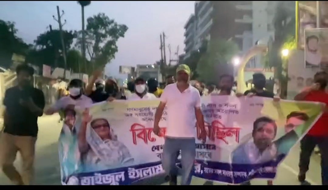 শরীয়তপুর শহরে ভোরবেলায় স্বেচ্ছাসেবক লীগের মিছিল