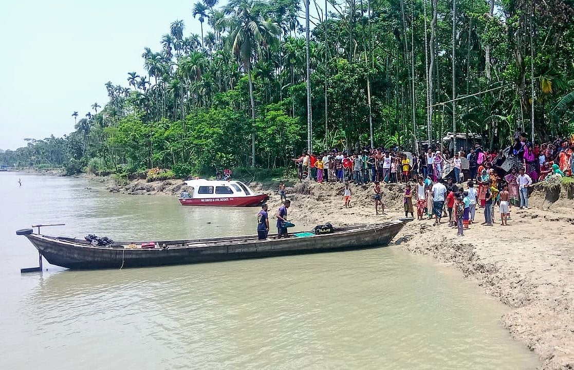 বরিশালে লঞ্চের ছাদ থেকে পড়ে কিশোর নিখোঁজ