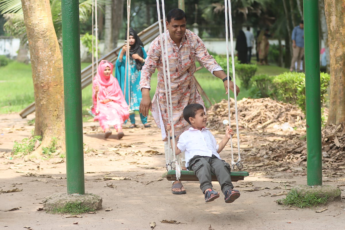 দর্শনার্থীমুখর তাজহাট জমিদারবাড়ি