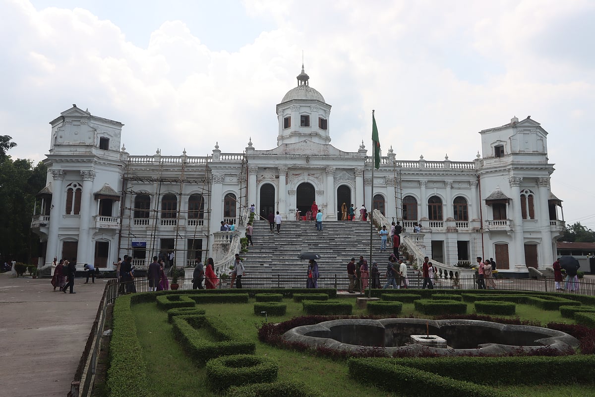 তাজহাট জমিদারবাড়ির দর্শনীয় প্রাসাদ।