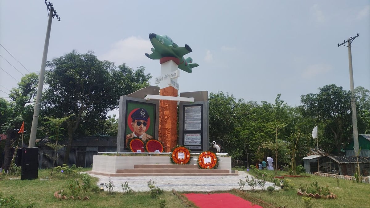 রায়পুরায় বীরশ্রেষ্ঠ মতিউর রহমানের পুনর্নির্মিত ম্যুরাল উদ্বোধন