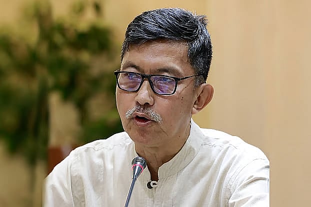 মন্ত্রীর আকস্মিক পদত্যাগের কারণ নিয়ে নানা আলোচনা