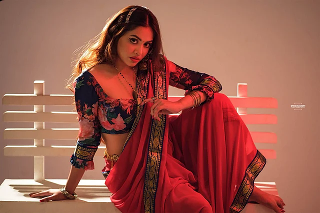 সঙ্গে জরীপাড় লাল শাড়ি 