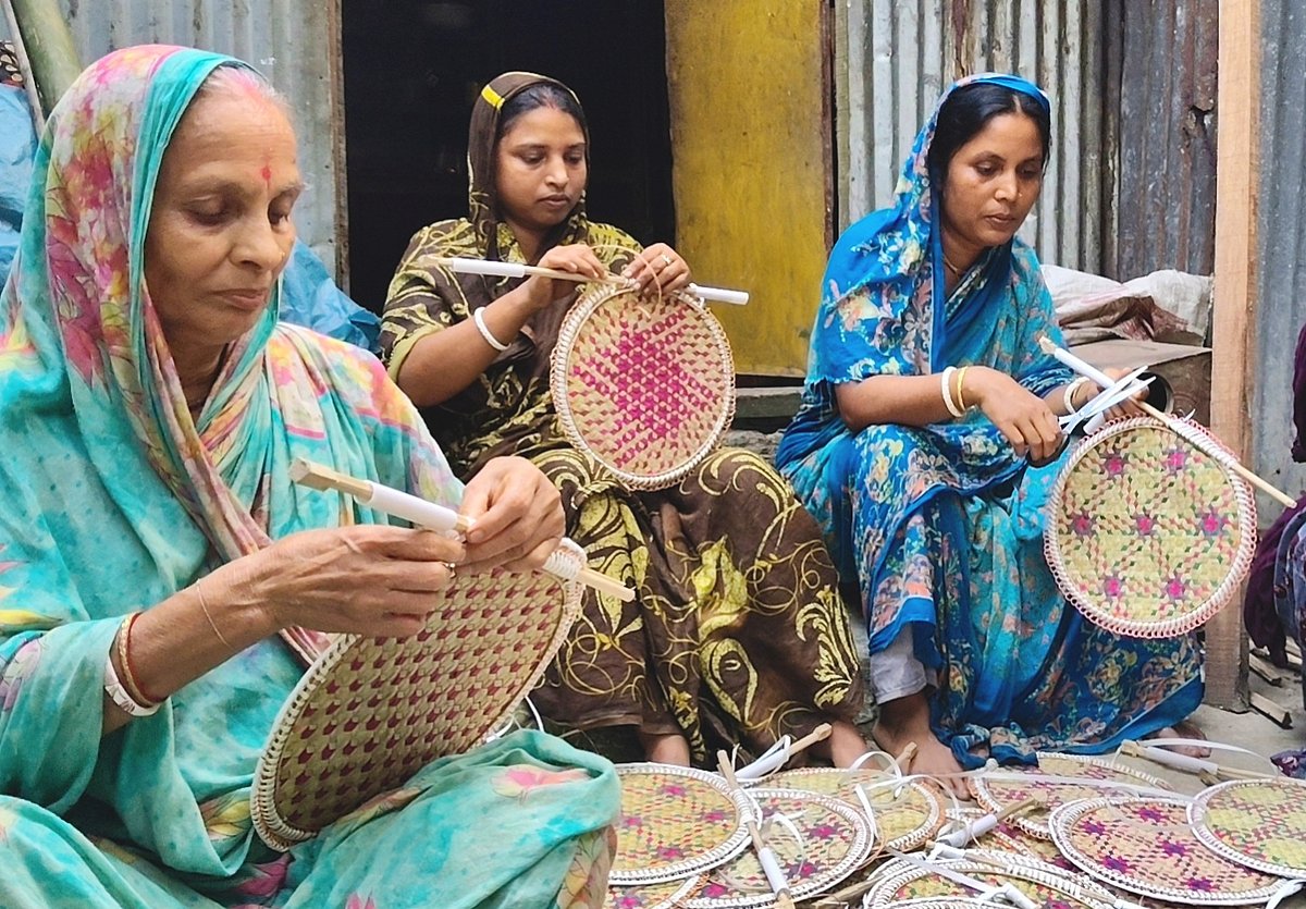‘হাতপাখার গ্রামে’ এখন নারীদের ব্যস্ততা