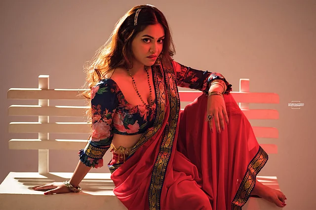 বেঞ্ছে বসে কারিনা কাপুরের আইকনিক পোজটি পারফেক্টভাবেই তুলে ধরেছেন মিম। লালচে আলোয় অন্যরকম আকর্ষণ ফুটে উঠেছে এই ফটোশুটের ছবিগুলোতে। 