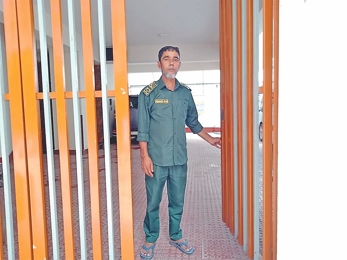 ‘যা বেতন পাই, তা দিয়ে সংসার চলে না’