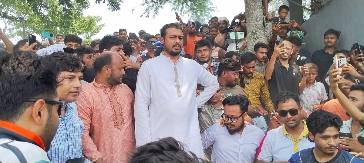 যশোরে পাটওয়ারীর দিকে ডিম নিক্ষেপ ও গাড়িবহরে হামলার অভিযোগ এনসিপির
