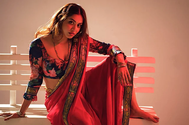 পরেছেন একই রকম ছাপার নীল ডিপনেক ব্লাউজ 