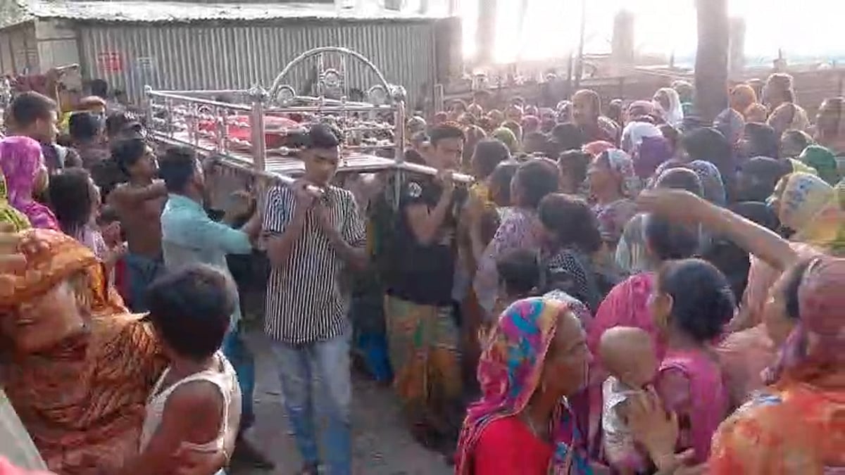 জাম পাড়াকে কেন্দ্র করে কিশোর খুন, মরদেহ নিয়ে বিক্ষোভ