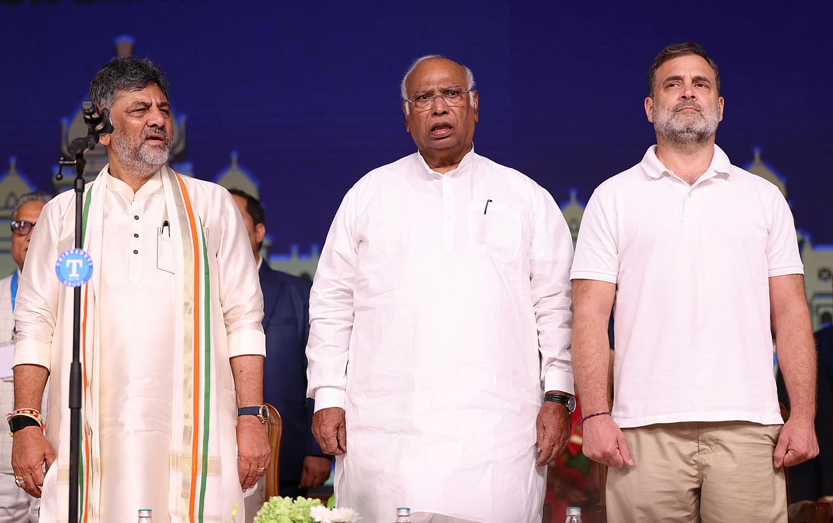 কর্ণাটক রাজ্যের নতুন মুখ্যমন্ত্রী হিসেবে শপথ নিলেন ডি কে শিবকুমার
