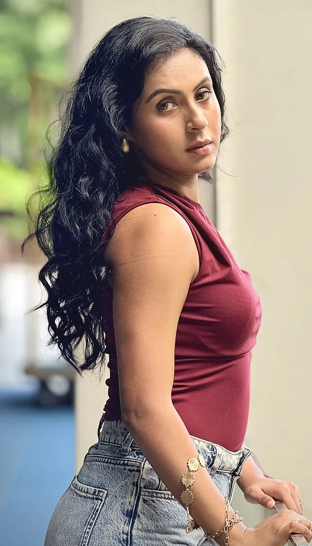 মেরুন স্লিভলেস টপ আর ফেডেড জিন্সে অনিন্দিতা