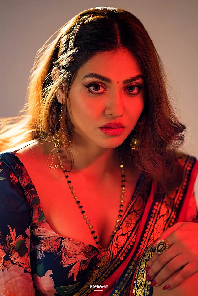 টানা কাজল, ছোট লাল টিপ আর ব্রিক রেড লিপসের সঙ্গে দেখা যাচ্ছে সাদা পাথরের হেয়ারক্লিপ ও কালো-সোনালি বিডসের মালা, সোনালি ঝোলানো দুল। হাতে আংটিও আছে 