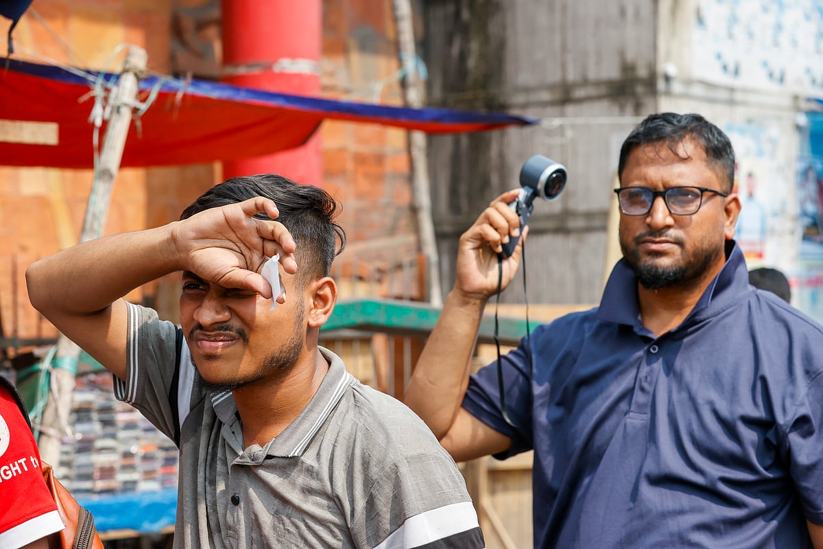 প্রচণ্ড গরমে সহজে বহনযোগ্য চার্জার ফ্যানের বাতাসে স্বস্তি খোঁজার চেষ্টা। 