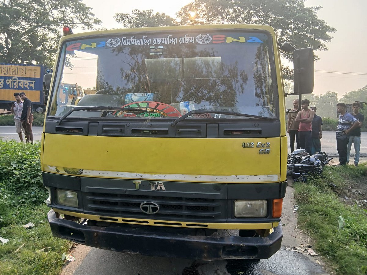 ট্রাকচাপায় মোটরসাইকেল আরোহী, বাসচাপায় পথচারী নিহত