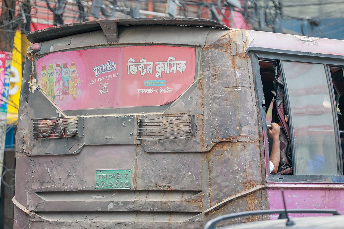 বাসটির পেছনের সতর্কতামূলক বাতি নষ্ট থাকায় বাড়ছে দুর্ঘটনার ঝুঁকি