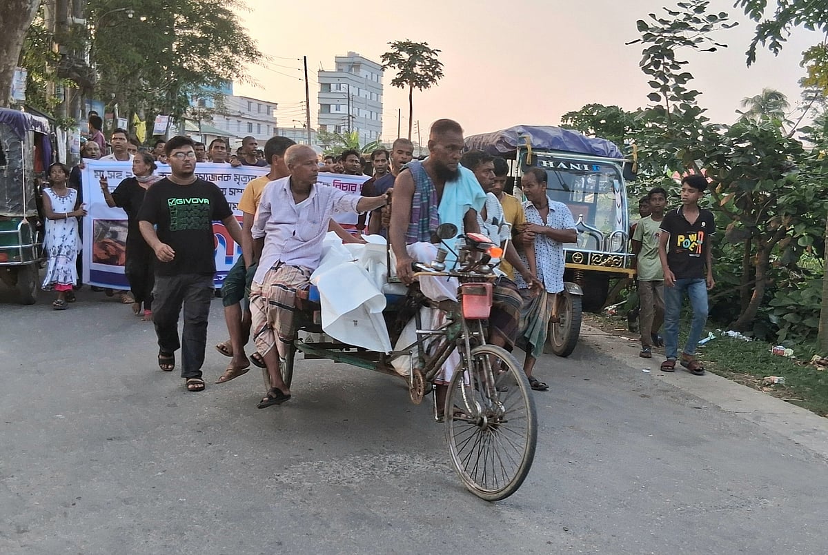 বরগুনায় মৃত্যুর প্রকৃত কারণ উদ্‌ঘাটনের দাবিতে মা ও দুই সন্তানের লাশ নিয়ে বিক্ষোভ