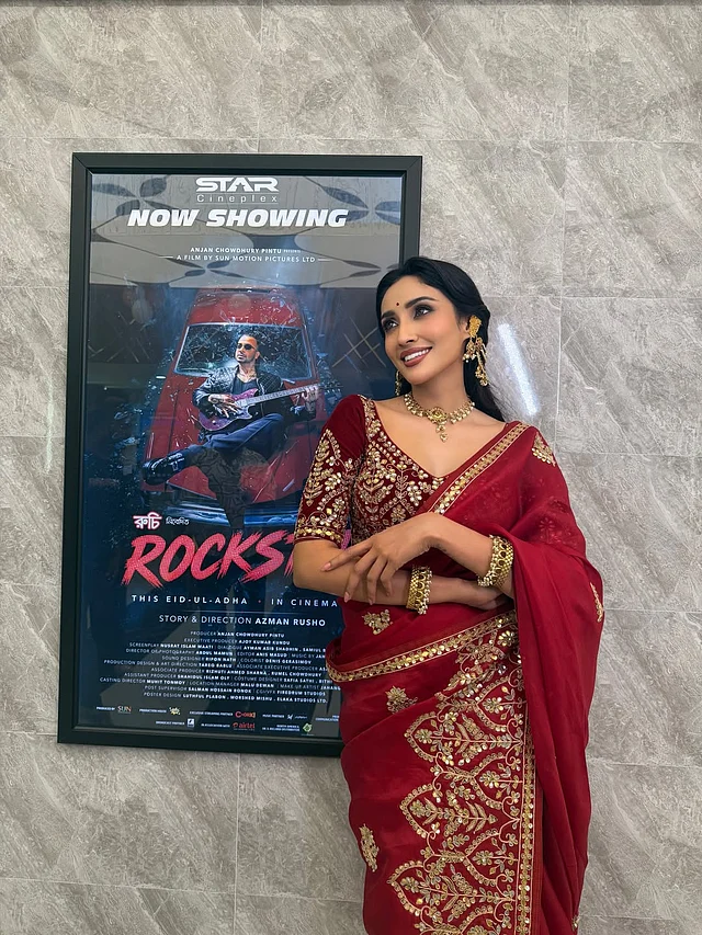 ডেব্যুতে দর্শকের পজিটিভ প্রতিক্রিয়ায় উচ্ছসিত মিথিলা পরেছেন অ্যান্টিক সোনালি কাজ করা মেরুন শাড়ি আর অ্যান্টিক ফিনিশের ট্র্যাডিশনাল গয়না