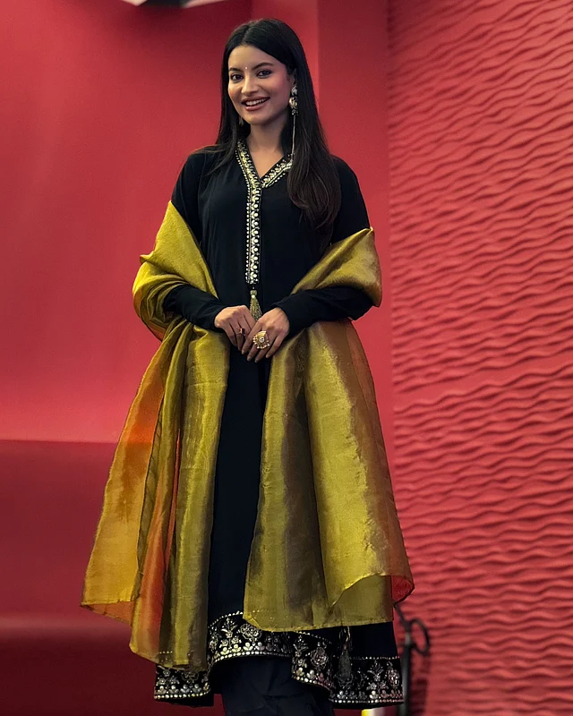 সোনালি কাজ করা কালো সালওয়ার কামিজ পরেছেন তুষি