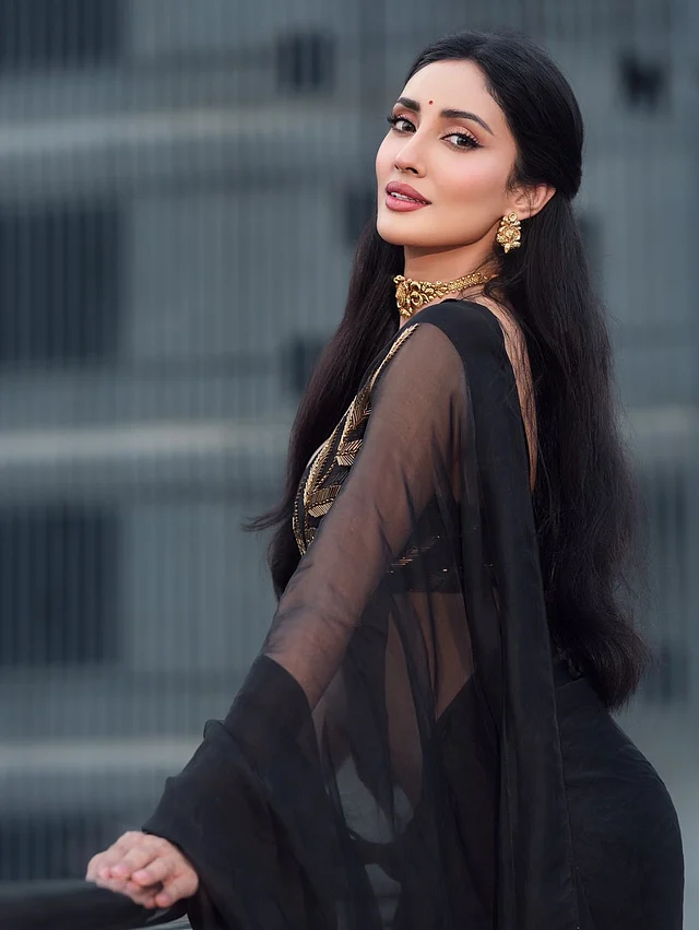 নজর কাড়ছে ছোট লাল টিপ আর ন্যুড লিপস