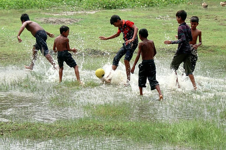শৈশব কি খেলার মাঠ ছেড়ে মুঠোফোনে বন্দী হলো 