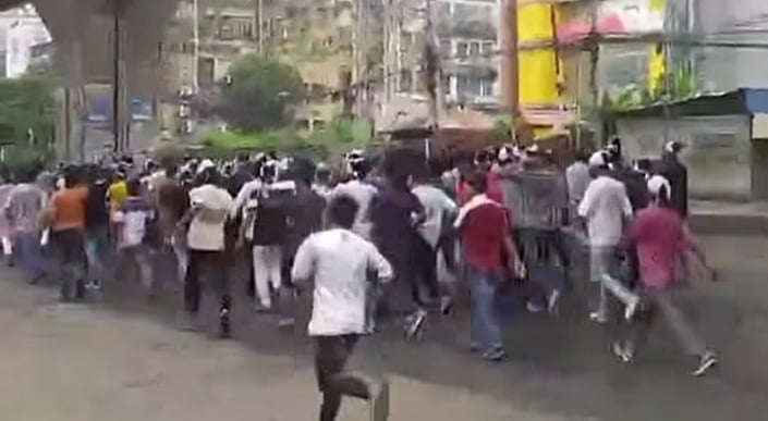 এবার মাথায় কাফনের কাপড় বেঁধে নিষিদ্ধ যুবলীগের বিক্ষোভ মিছিল
