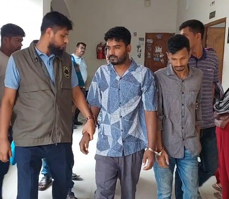 প্রধানমন্ত্রীর কার্যালয়ের লাল টেলিফোনের তার চুরির মামলায় দুই আসামি রঞ্জন চন্দ্র ও ভাঙারি ব্যবসায়ী রিজাকুল ইসলামকে (বাঁয়ে) আদালতে তোলা হয়