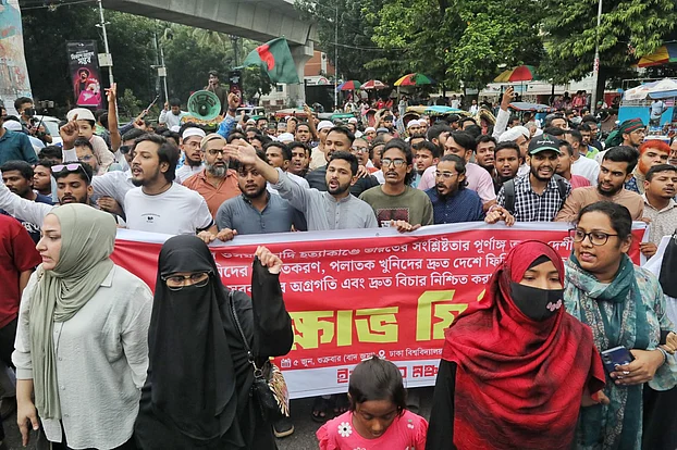 ঢাকা বিশ্ববিদ্যালয়ের কেন্দ্রীয় মসজিদ থেকে ইনকিলাব মঞ্চ বিক্ষোভ মিছিল বের করে। মিছিলটি মসজিদ প্রাঙ্গণ থেকে ওসমান হাদির সমাধিস্থলের সামনের রাস্তায় এসে শেষ হয়। আজ শুক্রবার দুপুরে