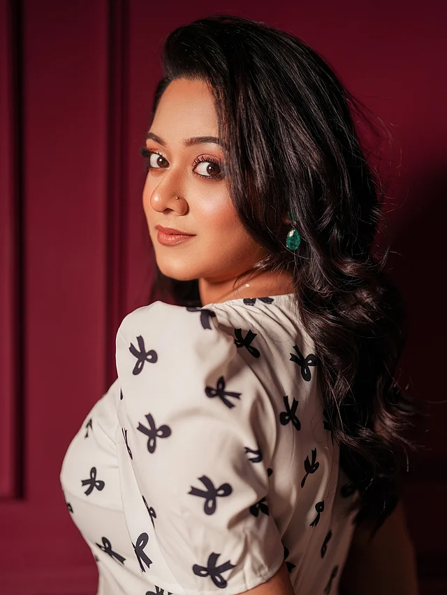 দিঘীর খোলা চুল আর সফট গ্ল্যাম মেকওভার লুকে এনেছে পূর্ণতা 