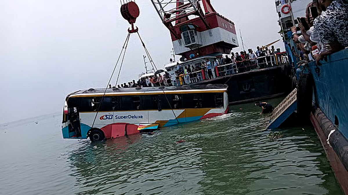 পদ্মায় আবার ডুবল যাত্রীবাহী বাস