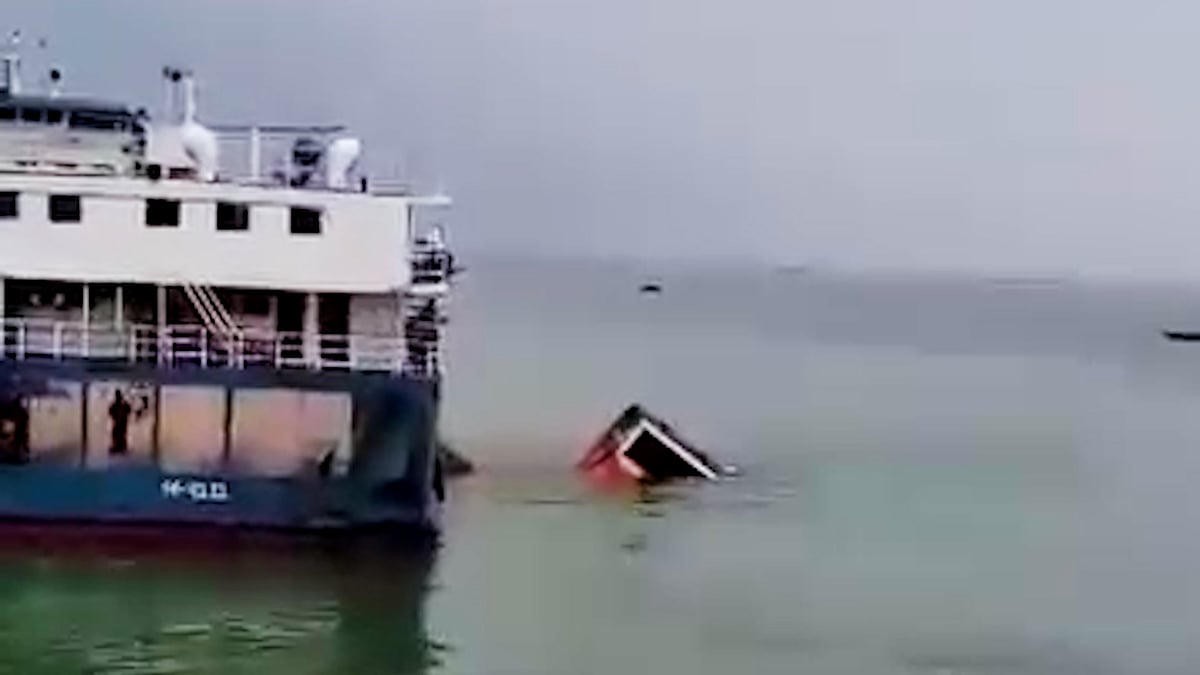 ফেরিতে ওঠার সময় যাত্রীবাহী বাস পদ্মা নদীতে
