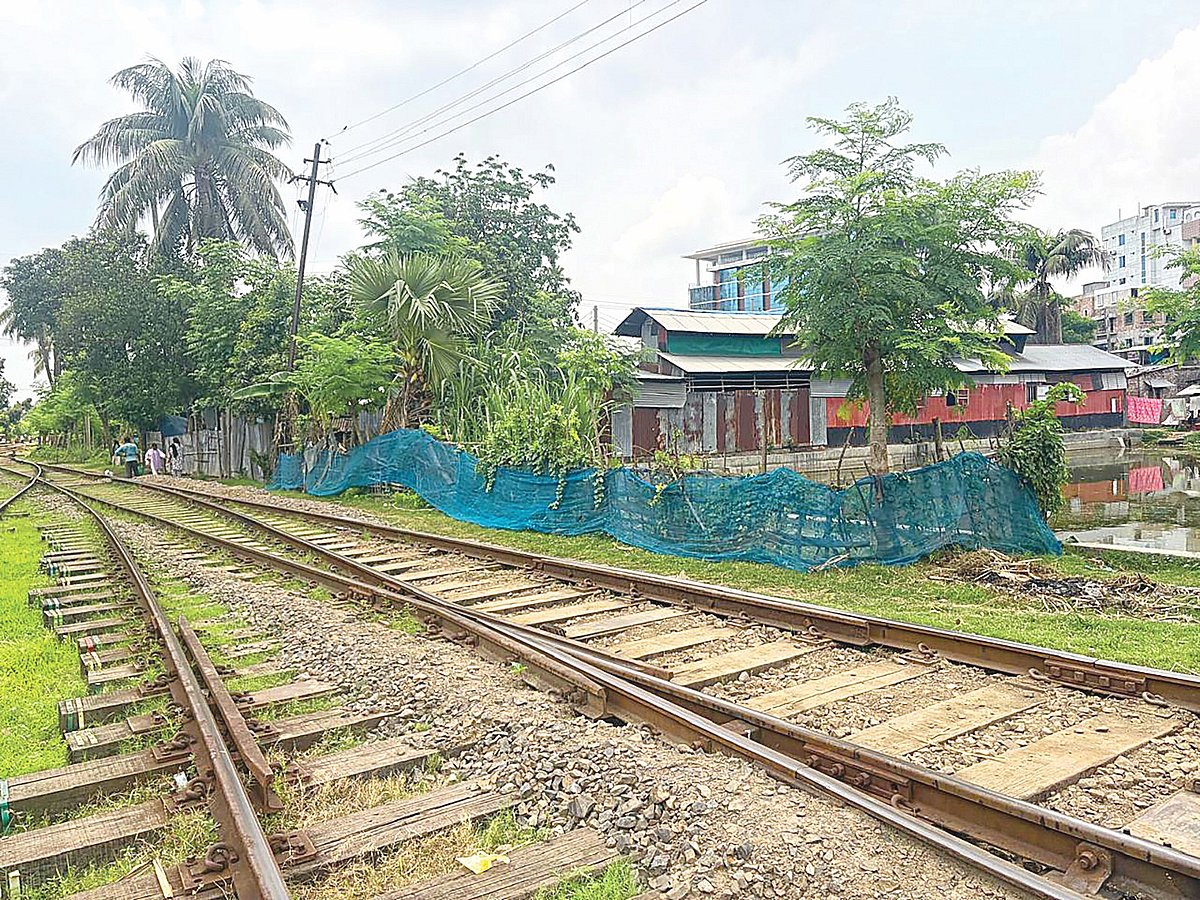রাজনৈতিক ছায়ায় খুলনায় দখল ও চাঁদাবাজি