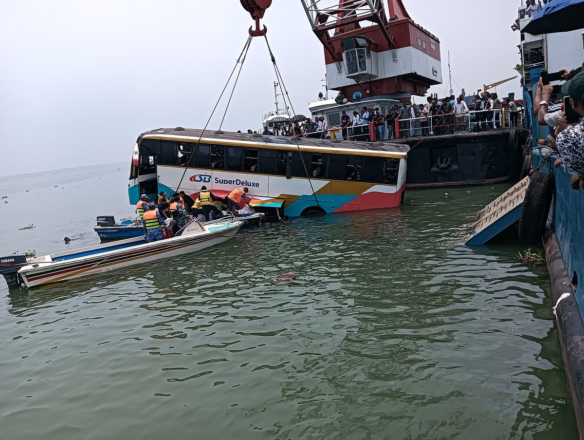 দৌলতদিয়ায় নদীতে পড়া বাসটি আড়াই ঘণ্টা পর উদ্ধার, আগেই নামিয়ে দেওয়া হয় যাত্রীদের