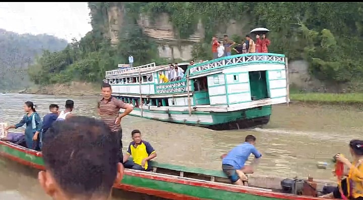 কাপ্তাই হ্রদে লঞ্চের ধাক্কায় ডুবল নৌযান, অল্পের জন্য ১২ যাত্রীর প্রাণরক্ষা