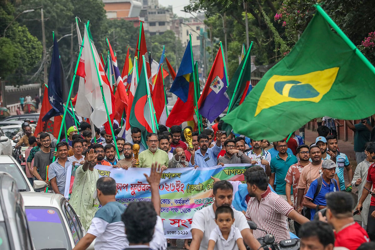 বিশ্বকাপ উন্মাদনায় ফুটবলপ্রেমীরা