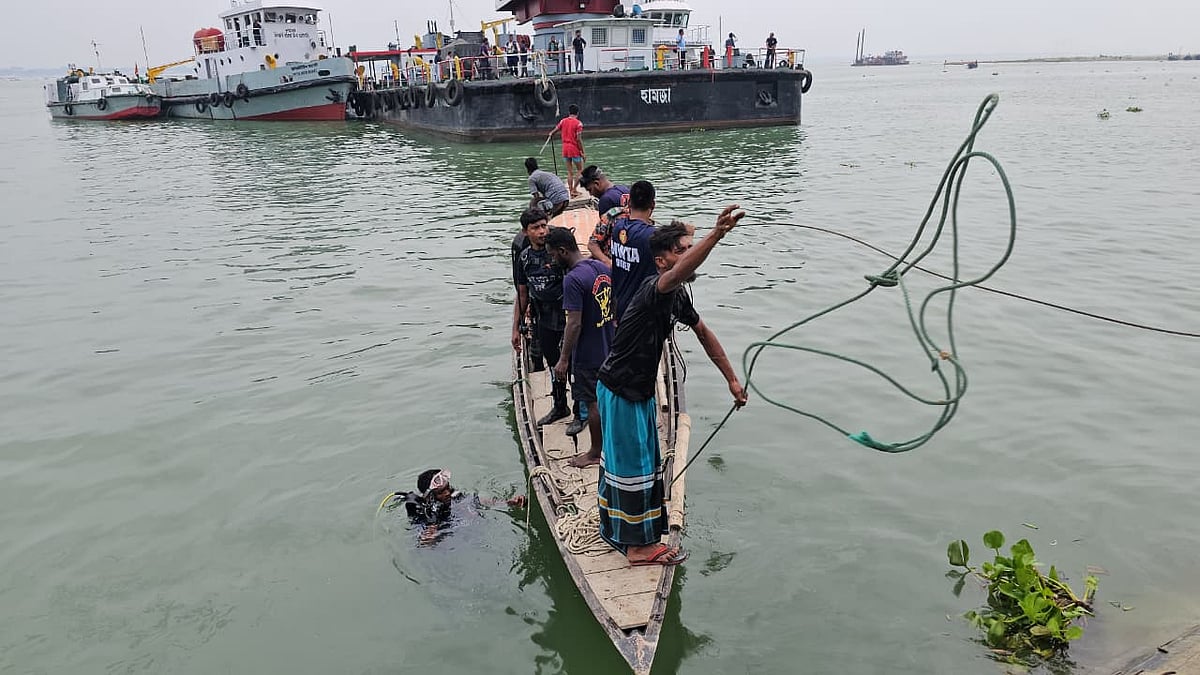 দৌলতদিয়া ঘাটে আবারও বাস পড়ল নদীতে, চালক ও তাঁর সহকারীকে উদ্ধার