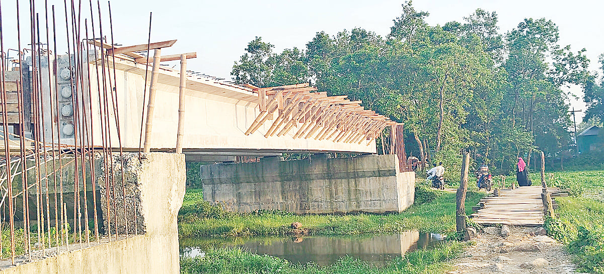 টাঙ্গাইলে ঠিকাদার চলে গেছেন, পাঁচ বছরেও শেষ হয়নি সেতুর কাজ