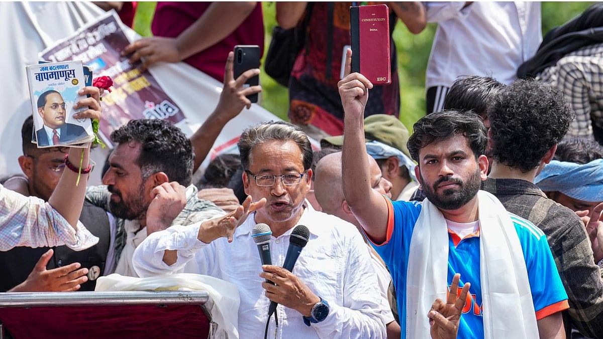 ভারতে মাঠ দখলের পরীক্ষায় পাশ করবে কি ‘ককরোচ জনতা পার্টি’?