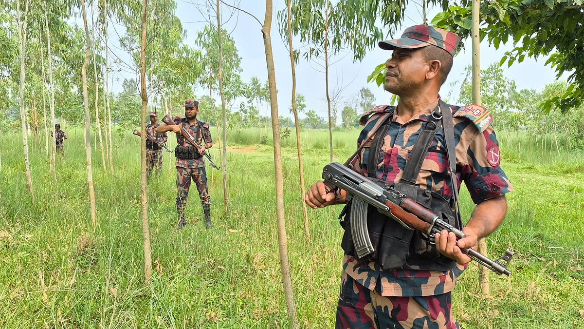 বিরামপুর সীমান্ত দিয়ে ৫ জনকে ঠেলে পাঠানোর চেষ্টা