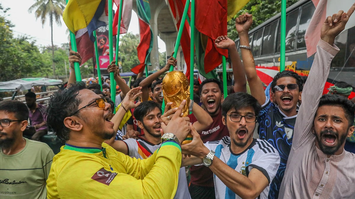 পুরান ঢাকায় বিশ্বকাপের রং, উড়ল ৪৮ দেশের পতাকা