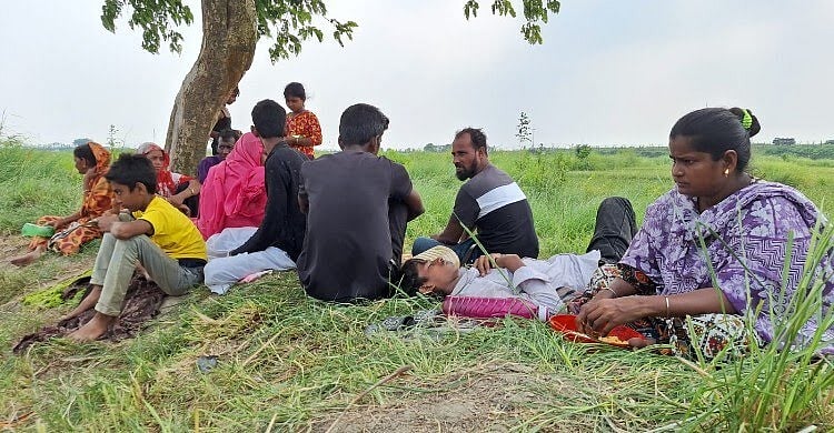 মহেশপুর সীমান্তে বার বার পুশ ইনের চেষ্টা বিএসএফের, স্থানীয়দের নিয়ে বাধা দিচ্ছে বিজিবি