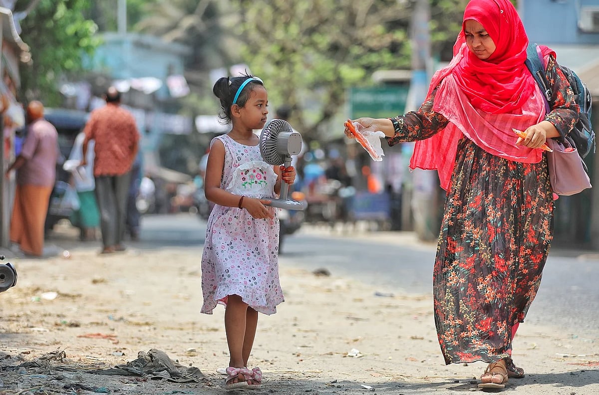 হাতে ফ্যান নিয়ে ঘোরা জীবনে কেমন বাজেট চাই
