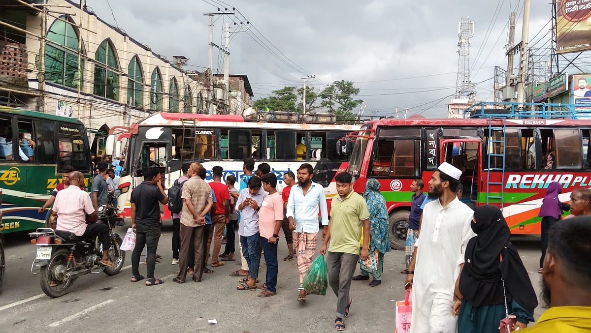 বিজিবির বিরুদ্ধে মারধরের অভিযোগ, প্রতিবাদে জয়পুরহাটে পরিবহনশ্রমিকদের সড়ক অবরোধ