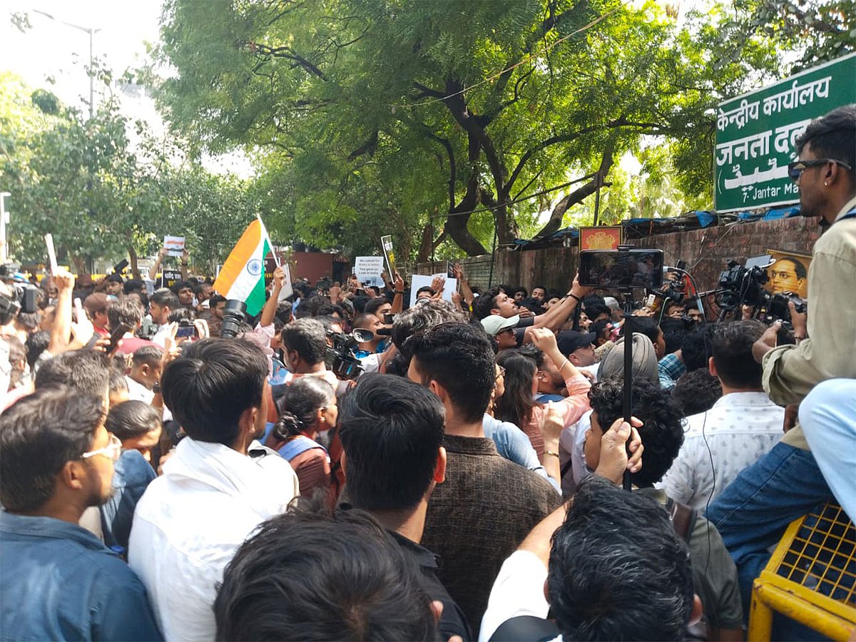দিল্লির যন্তর মন্তরে তেলাপোকার সমাবেশ