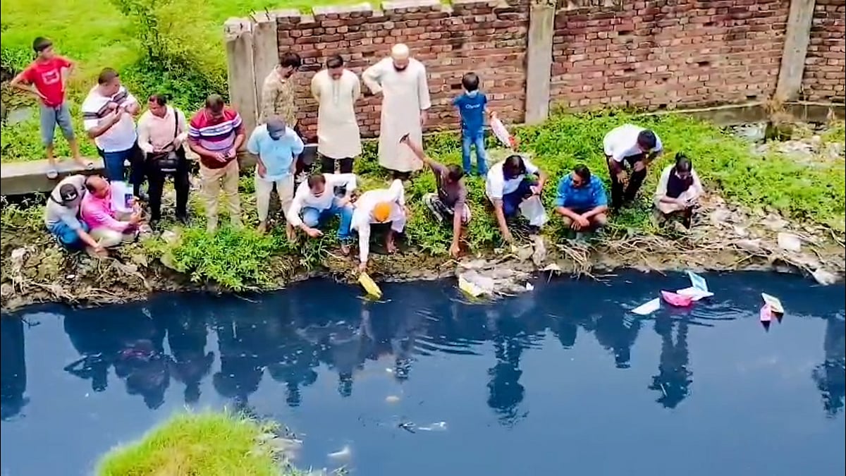 গাজীপুরে পরিবেশ রক্ষার দাবিতে কাগজের নৌকা ভাসিয়ে অভিনব কর্মসূচি