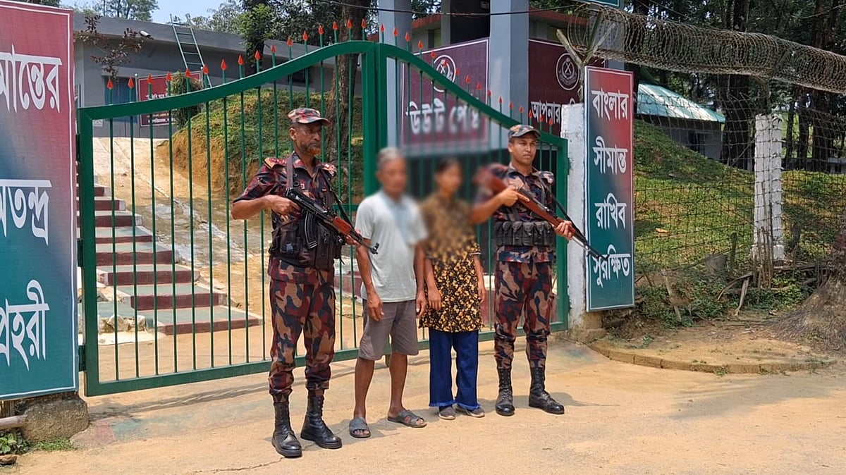 নেত্রকোনা সীমান্ত দিয়ে ভারতে অনুপ্রবেশের সময় পাচারকারীসহ আটক ২