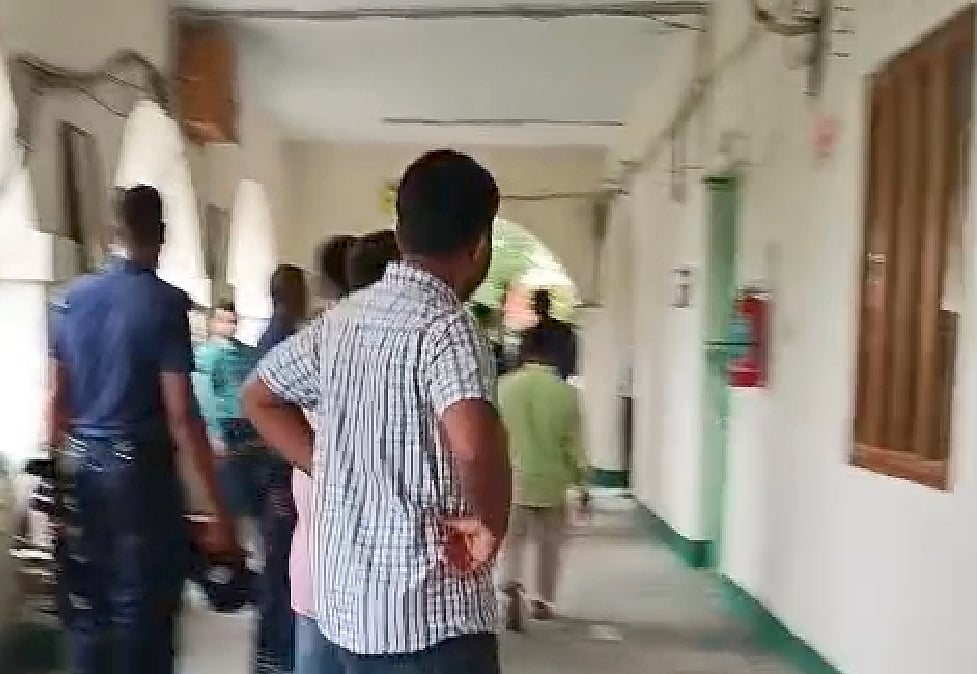 ডিসি কার্যালয়ে বিএনপির বহিষ্কৃত নেতাকে দেখে ‘দালাল’ মন্তব্য 