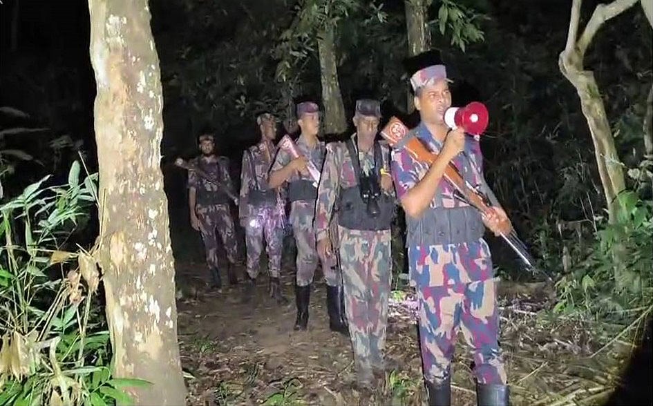 হবিগঞ্জ সীমান্তে পুশ ইন ঠেকাতে বিজিবির মাইকিং, উঠান বৈঠক