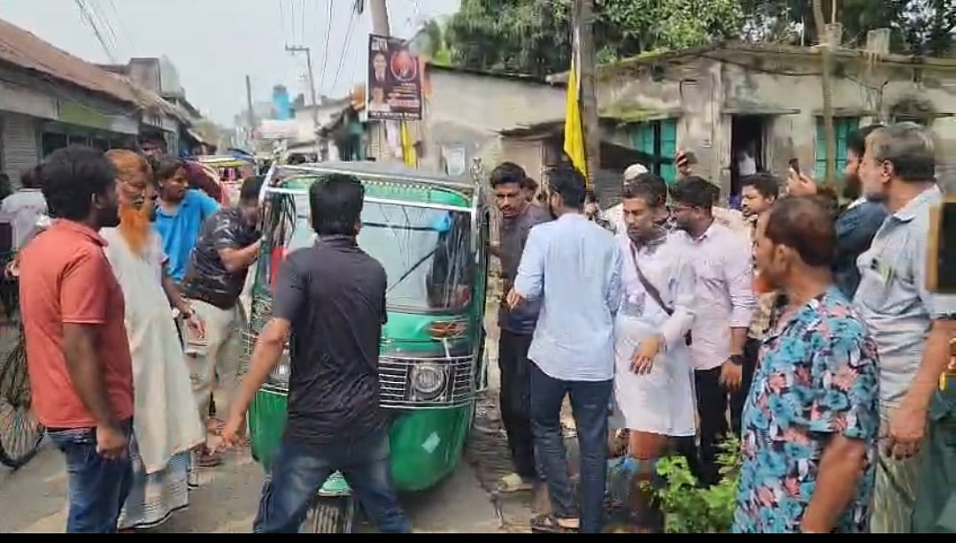 বিদ্যালয়ের ফটকে প্রধান শিক্ষককে মারধর, সহকারী প্রধান শিক্ষকে